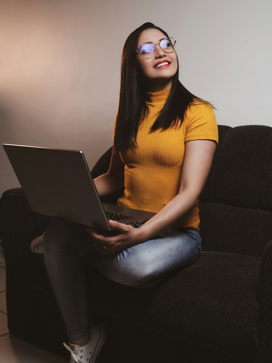 Mujer con una computadora portátil en un sillón