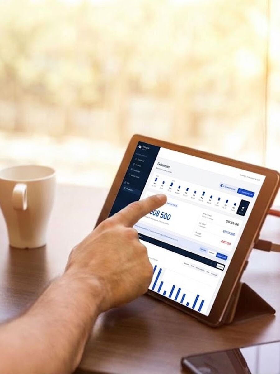 Persona revisando las ganancias en Tiempos desde una tableta